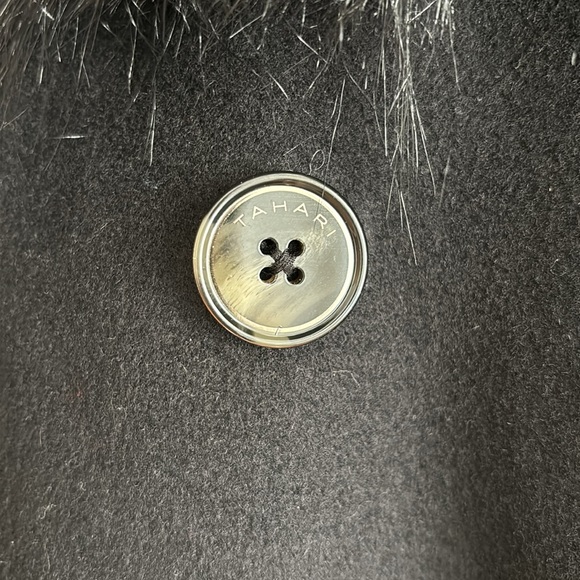 Elegant, beautiful Tahari faux fur trim wool coat. Fur collar is detachable. - Picture 3 of 5